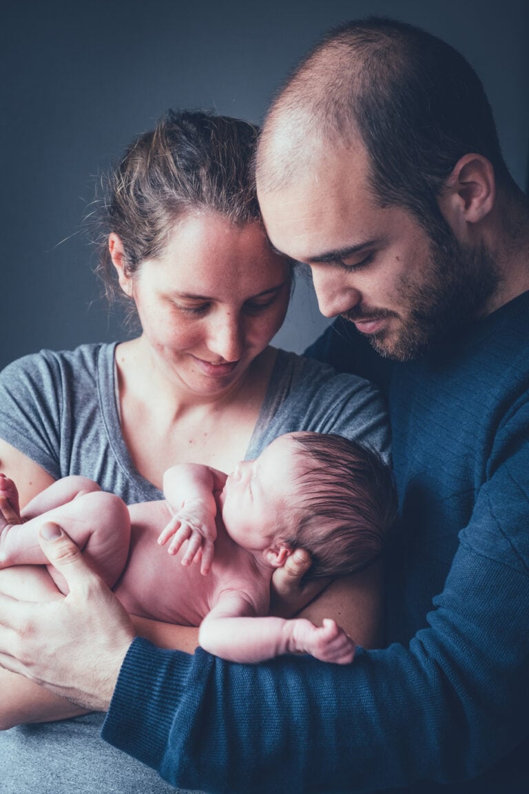 Newborn in de armen van mama en papa