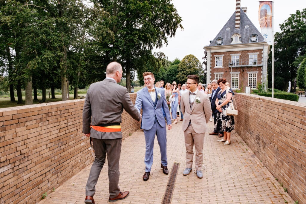 welkom door burgemeester Lanaken aan waterburcht van Pietersheim te Lanaken