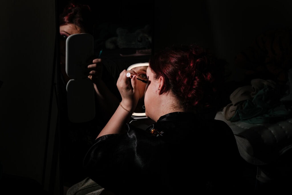 Danielle die haar eigen make-up doet