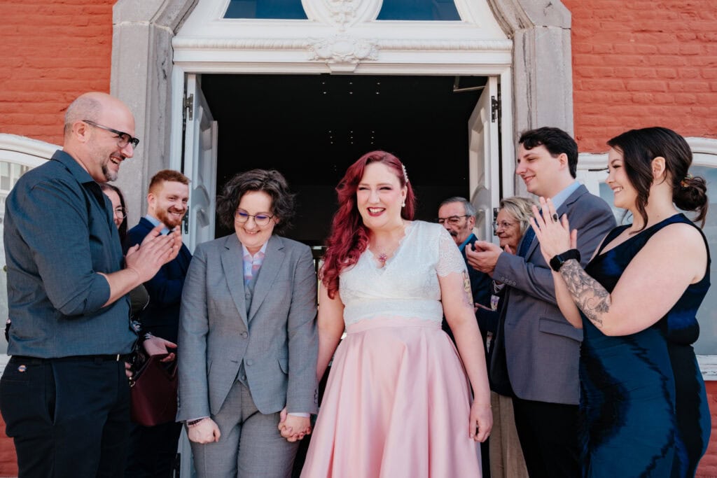 Sheila & Danielle komen stadhuis Sint-Truiden buiten