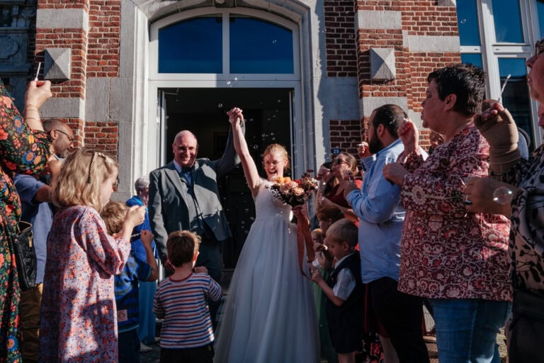 Bruid en bruidegom komen stadhuis Landen uit