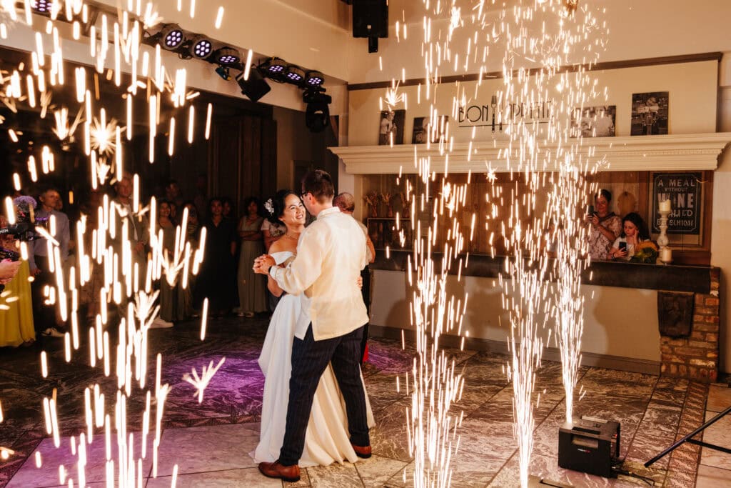 Openingsdans huwelijk waterhoek Geetbets met koud vuurwerk