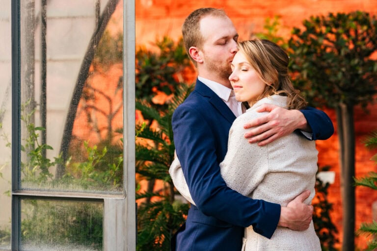 Innige knuffel huwelijk serre Kruidtuin Leuven