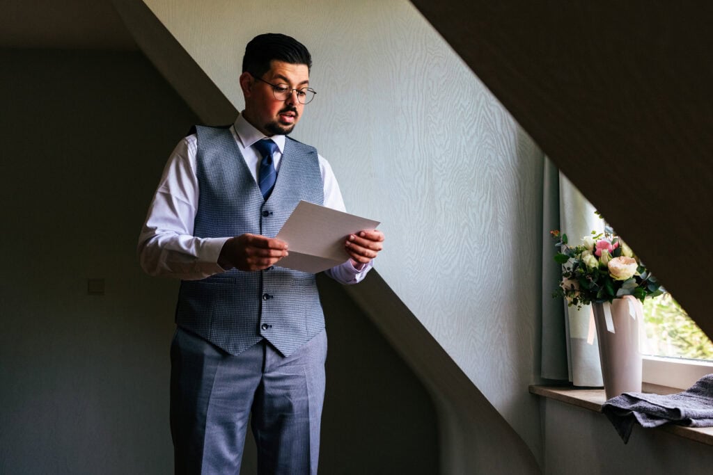 Bruidegom die zijn tekst of speech oefent samen met bruidsboeket voor huwelijk