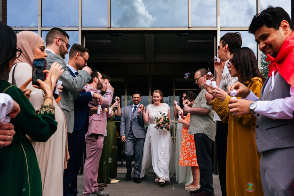 Buitenkomen trouw ceremonie na huwelijk stadhuis Aalter