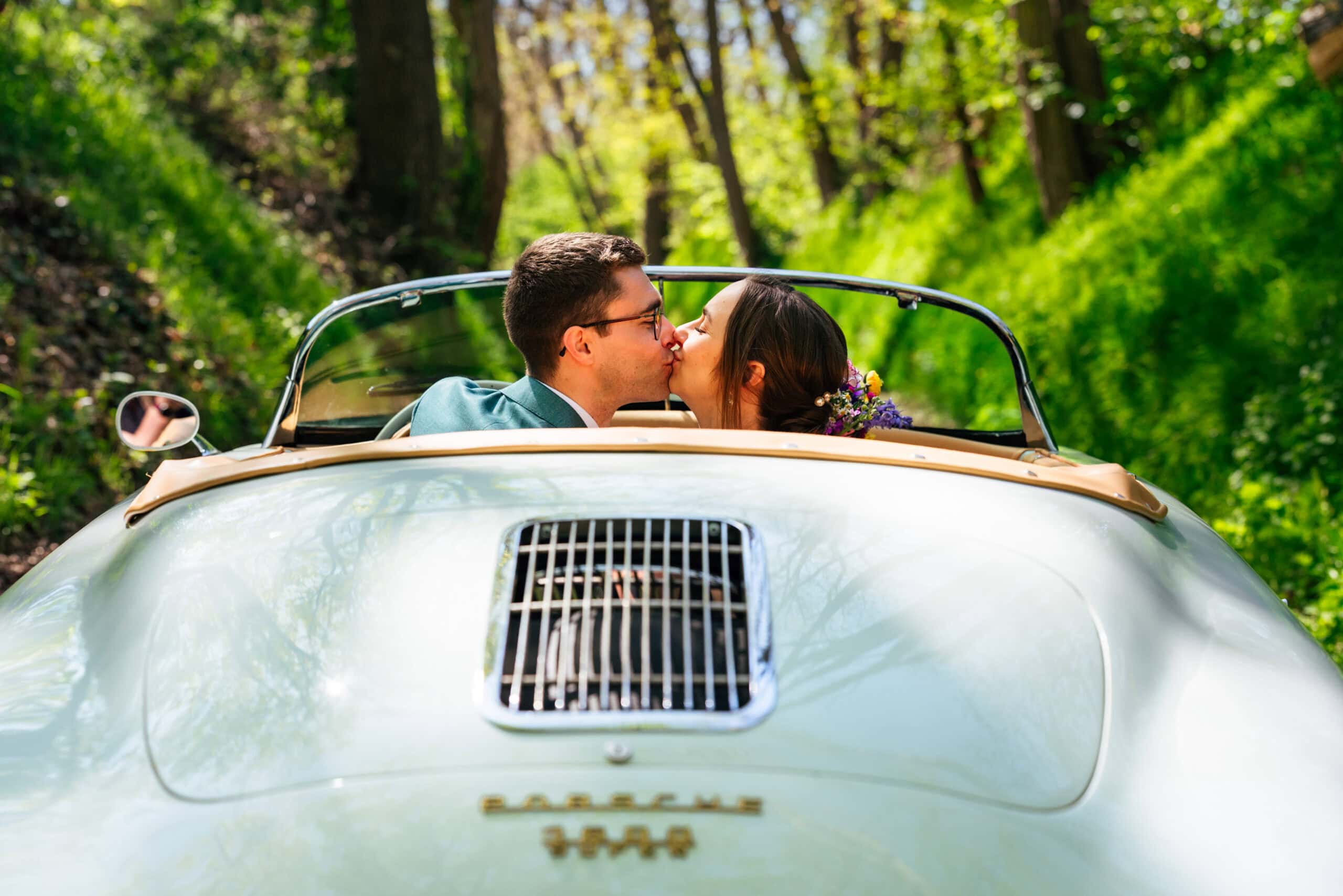 zoenend bruidspaar Porsche 356A