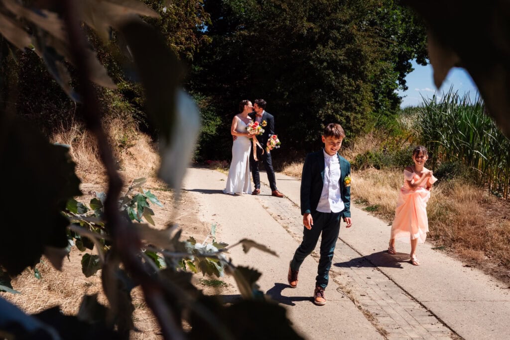 Bruid en bruidegom met hun kinderen Heers Haspengouw