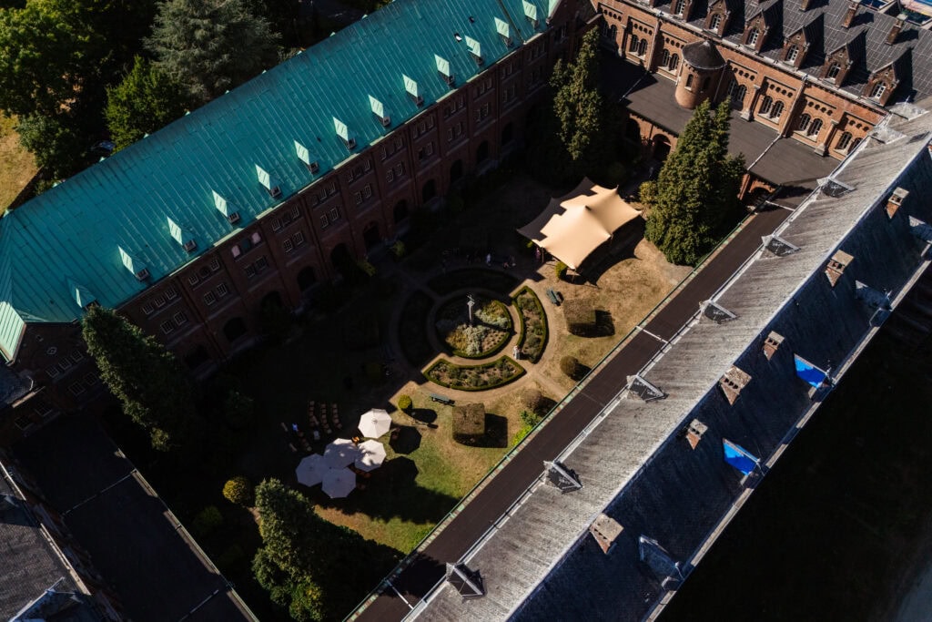 drone shot bruidspaar abdij van keizersberg Leuven