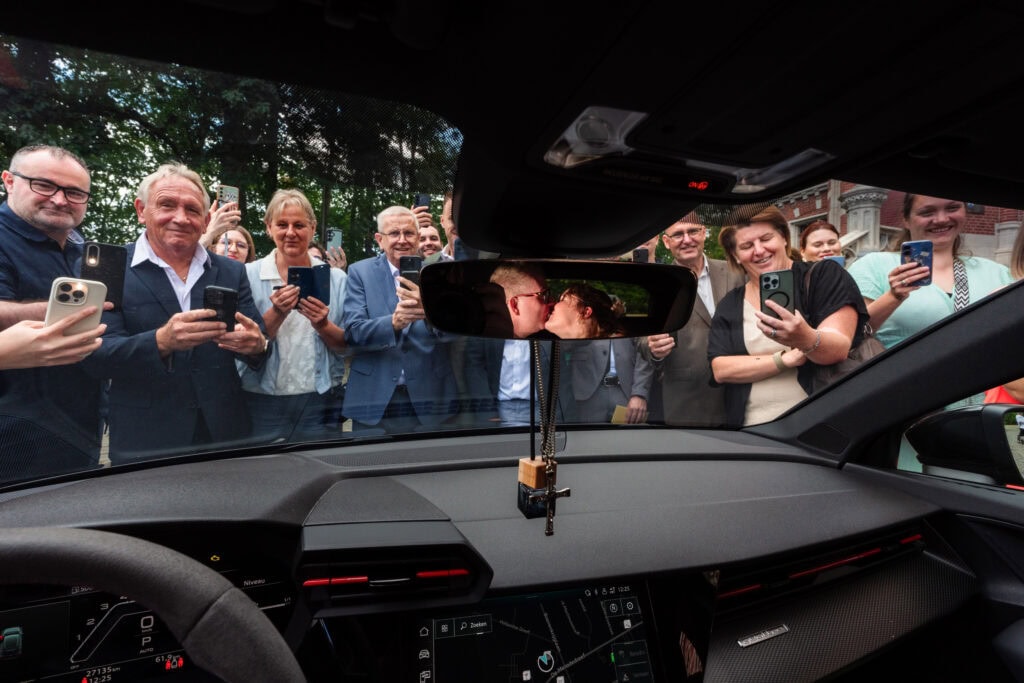 Huwelijk Audi RS aan gemeentehuis Westerlo