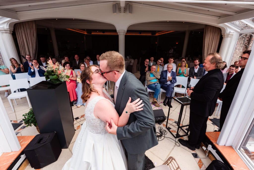 Huwelijk ceremonie kus 't Rietlaer Rillaar