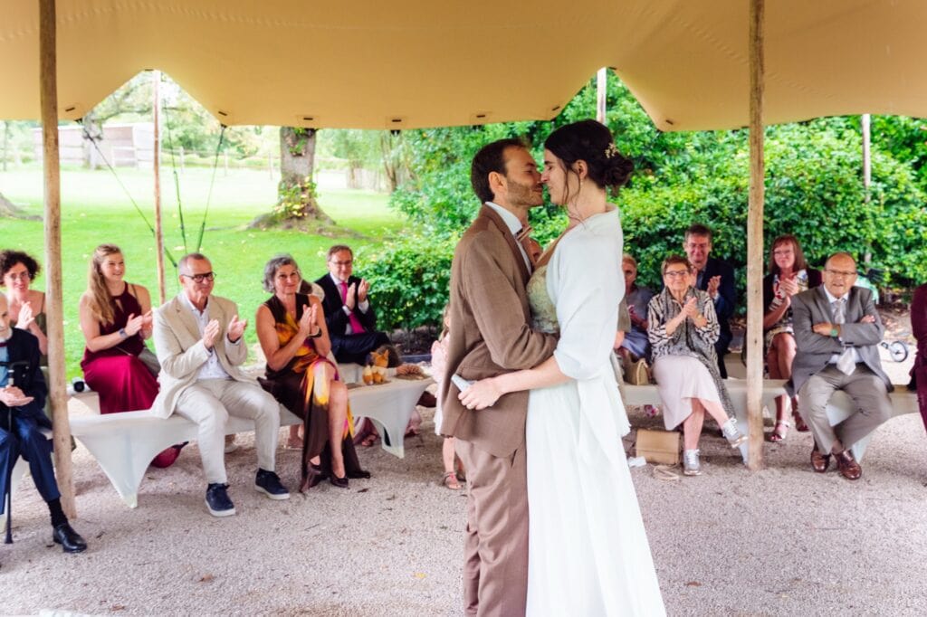Kus van Evelien en Michael tijdens hun persoonlijke ceremonie in de tuin van De Eenhoorn, Asse