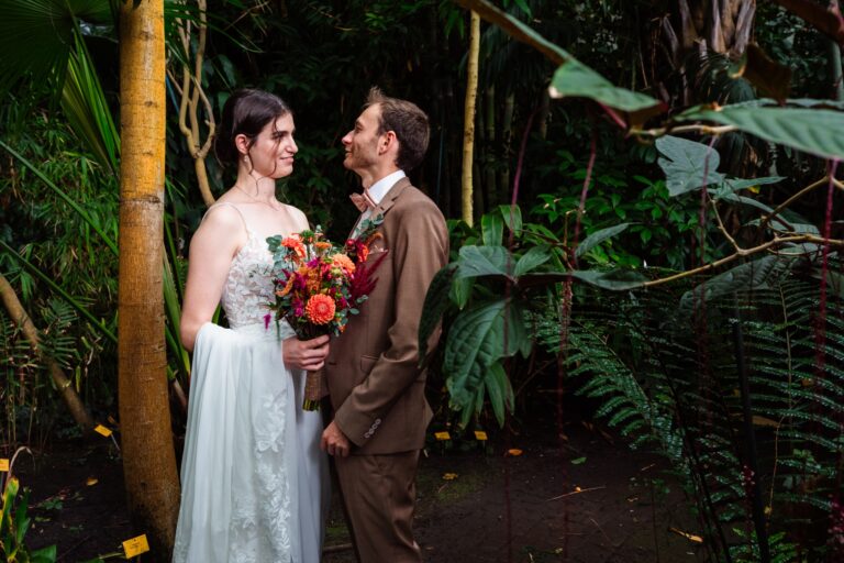 Evelien en Michael kijken elkaar aan tussen tropische planten in de serre van Plantentuin Meise