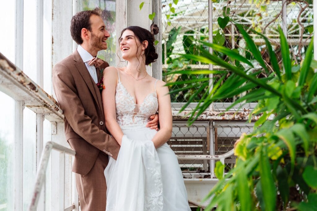 Evelien en Michael lachen samen op een witte trap in de serre van Plantentuin Meise