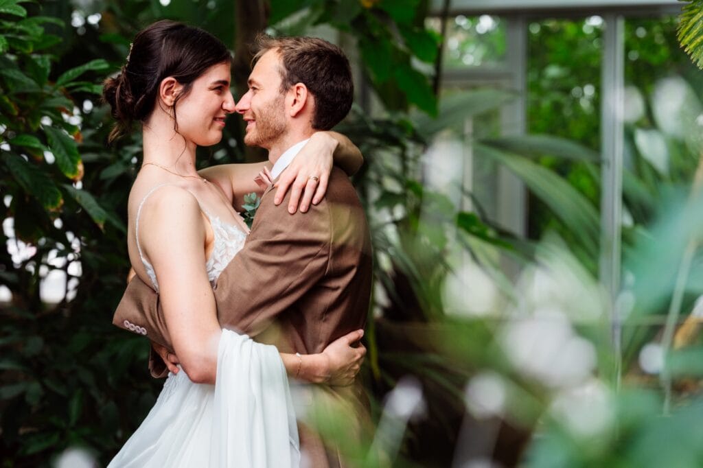 Evelien en Michael staan neus aan neus in een omhelzing in de serre van Plantentuin Meise
