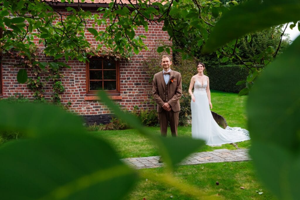 First look van Evelien en Michael in de tuin van vakantiewoning 't Huizeke vlakbij Asse